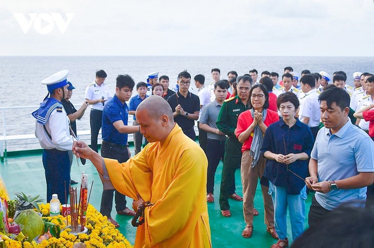 Hommage rendu aux 64 héros tombés pour défendre l'île de Gac Ma - ảnh 1