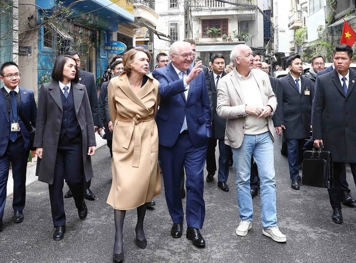 Le président allemand visite le Temple de la Littérature à Hanoï - ảnh 1