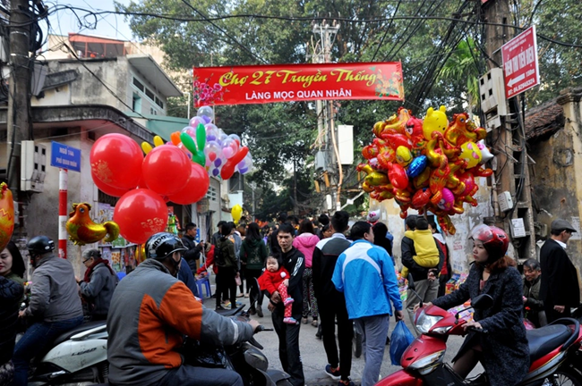 Les Hanoïens font des achats de Têt à la foire printanière du village de Moc - ảnh 1