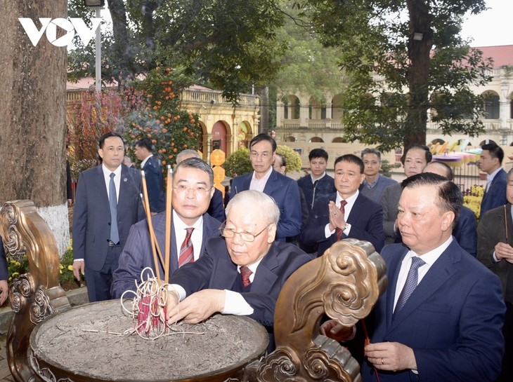 Têt: Nguyên Phu Trong offre de l’ensens dans la cité royale de Thang Long - ảnh 1