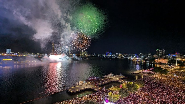 Hô Chi Minh-ville: des milliers de personnes assistent aux feux d’artifice - ảnh 1