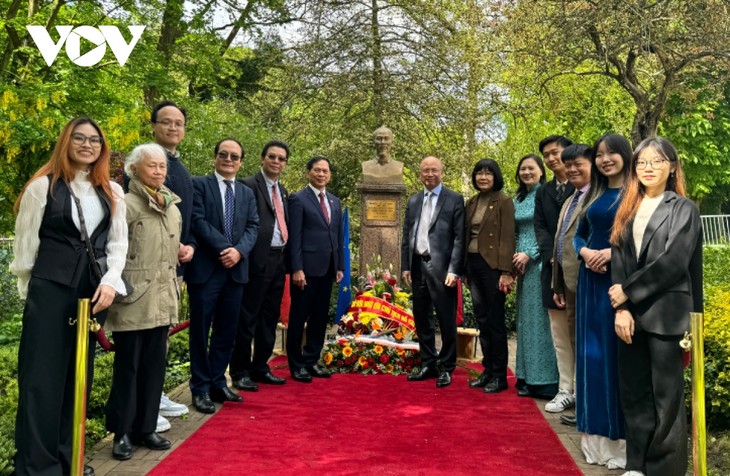 Bùi Thanh Son honore Hô Chi Minh à Montreuil - ảnh 1