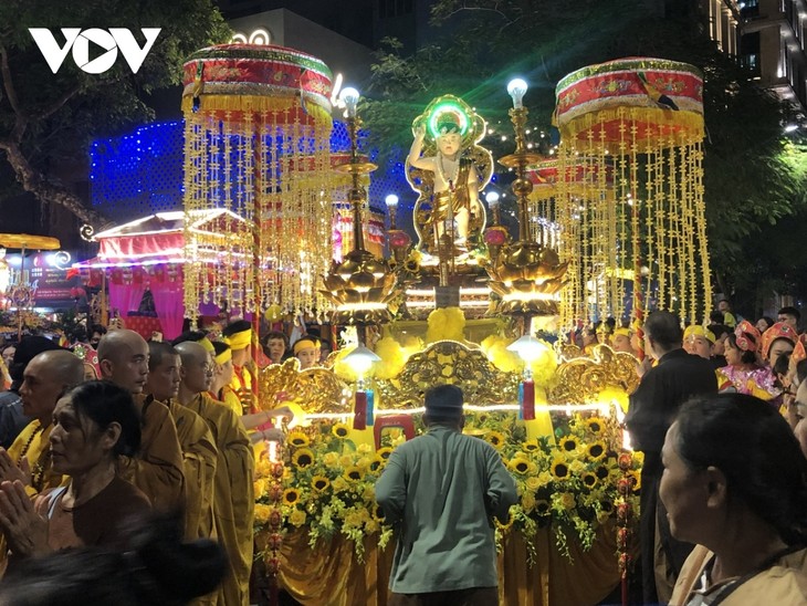 Célébration solennelle du Vesak à Hanoï - ảnh 1