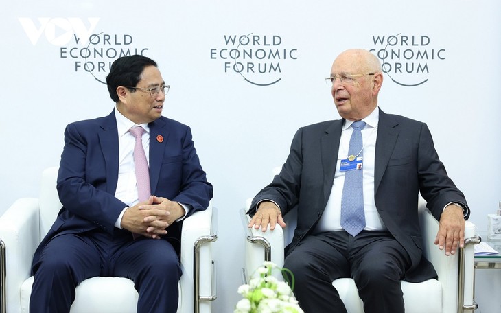 Pham Minh Chinh et Klaus Schwab président une séance de débats - ảnh 1