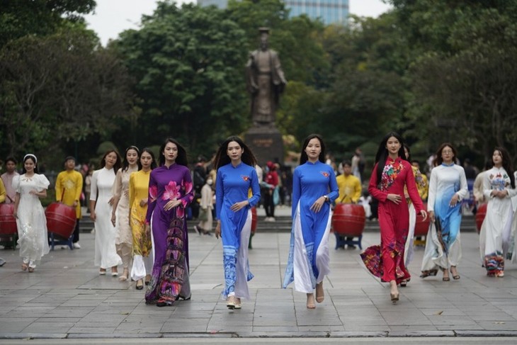 Activités dans le cadre du Festival de l’Ao Dài du Tourisme de Hanoï 2024 - ảnh 1