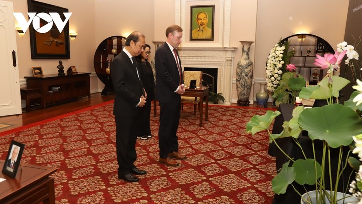 Le conseiller à la sécurité nationale des États-Unis et le président de l’Assemblée générale de l’ONU rendent hommage à Nguyên Phu Trong - ảnh 1