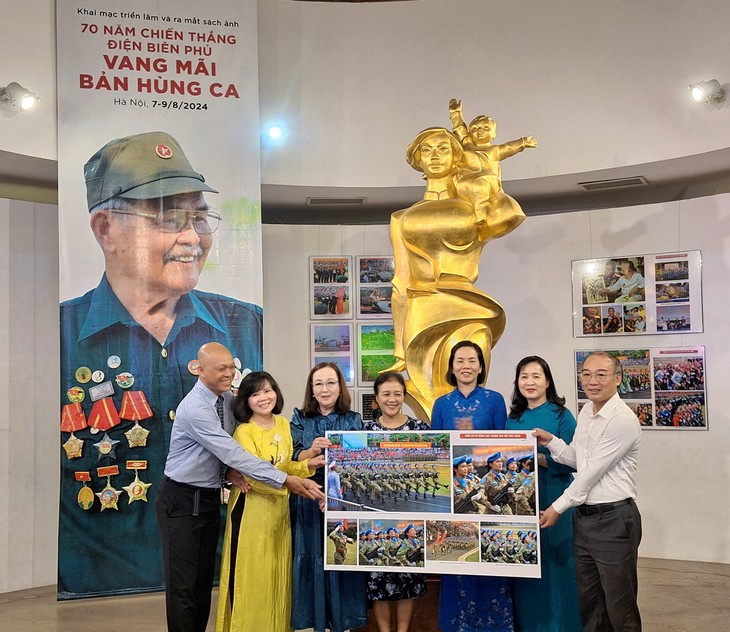 Vernissage d'une exposition de photos pour les 70 ans de la victoire de Diên Biên Phu - ảnh 1