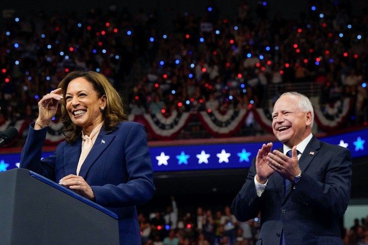 Présidentielle américaine 2024: Kamala Harris choisit Tim Walz comme colistier - ảnh 1