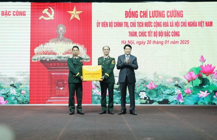 Têt: Luong Cuong en visite auprès des forces spéciales - ảnh 2