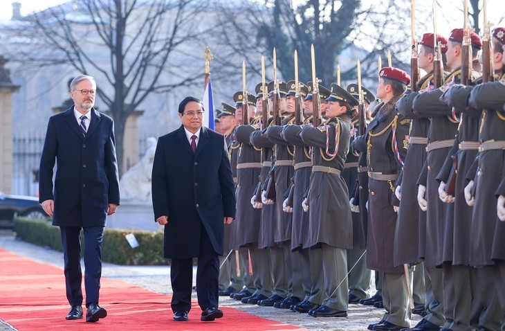 Visite officielle en République tchèque: le Premier ministre Pham Minh Chinh accueilli par Petr Fiala - ảnh 1