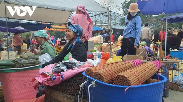 Les marchés du Têt de Lào Cai: un voyage au cœur des traditions et des cultures - ảnh 2