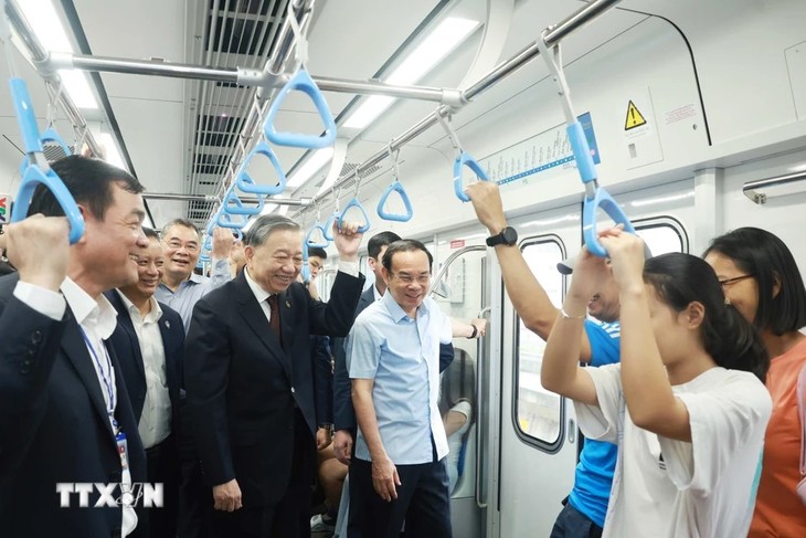 Le secrétaire général Tô Lâm prend le métro à Hô Chi Minh-ville - ảnh 1