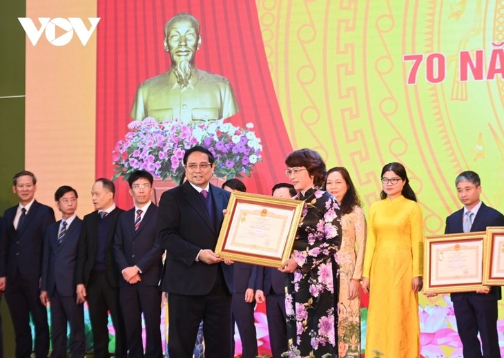 Pham Minh Chinh en visite à l’hôpital Bach Mai pour célébrer la Journée des médecins vietnamiens - ảnh 1