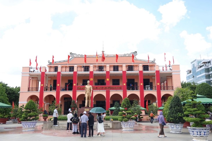 Affluence au quai du Dragon pour l’anniversaire du Président Hô Chi Minh - ảnh 1