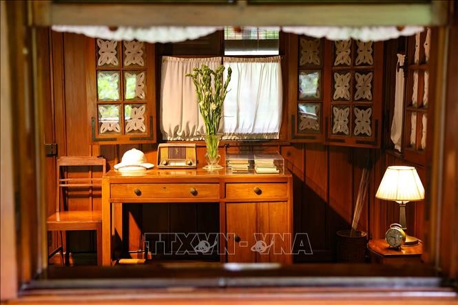 Rendre hommage à l’héritage de Hô Chi Minh à travers des images et des objets historiques - ảnh 1