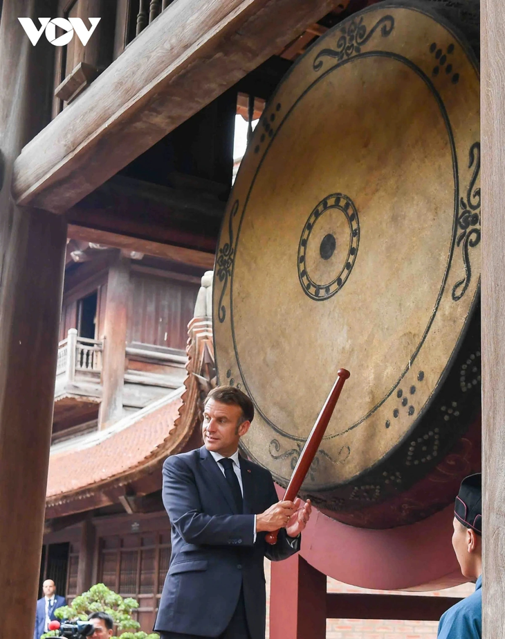 Tổng Bí thư Tô Lâm và Tổng thống Pháp thăm Văn Miếu - Quốc Tử Giám - ảnh 11