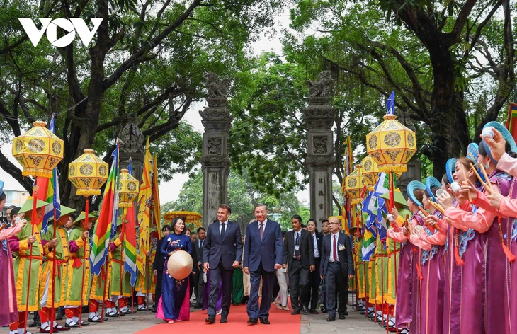 Tổng Bí thư Tô Lâm và Tổng thống Pháp thăm Văn Miếu - Quốc Tử Giám - ảnh 1