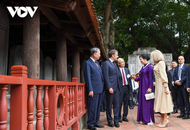 Tổng Bí thư Tô Lâm và Tổng thống Pháp thăm Văn Miếu - Quốc Tử Giám - ảnh 3