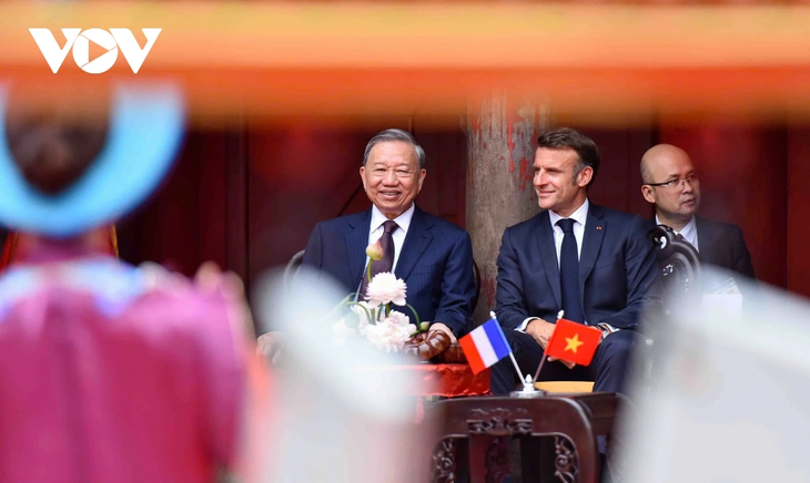 Tổng Bí thư Tô Lâm và Tổng thống Pháp thăm Văn Miếu - Quốc Tử Giám - ảnh 7