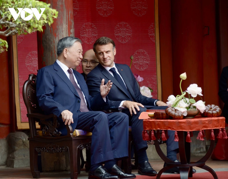 Tổng Bí thư Tô Lâm và Tổng thống Pháp thăm Văn Miếu - Quốc Tử Giám - ảnh 8