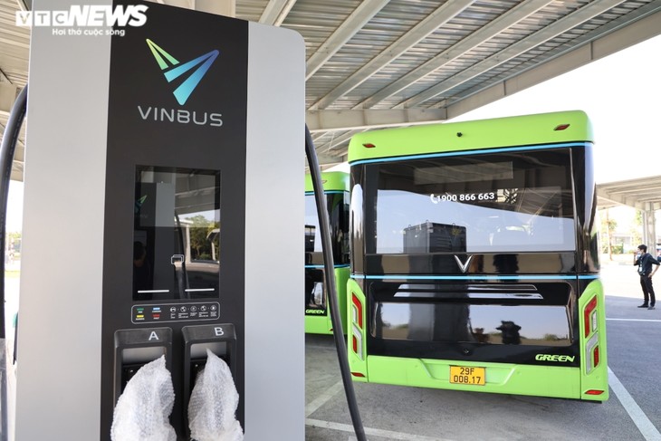 Hanoï roule vers l’avenir: la révolution silencieuse des bus électriques - ảnh 1