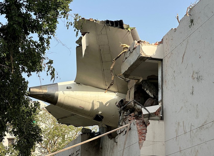 L'Inde retrouve la boîte noire du Boeing d'Air India crashé à Ahmedabad - ảnh 1