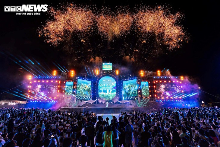 Bùng nổ sắc màu đêm khai mạc Lễ hội Du lịch hè Bình Định 2025 - ảnh 1