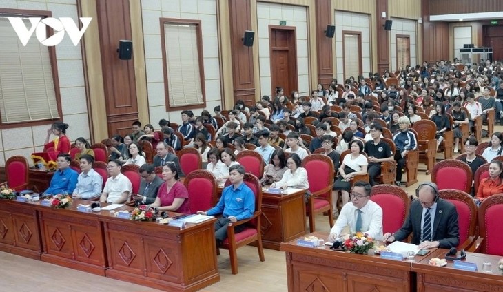Près de 2.000 jeunes et adolescents formés aux compétences numériques grâce au programme “Skill Our Future” 2025 - ảnh 1
