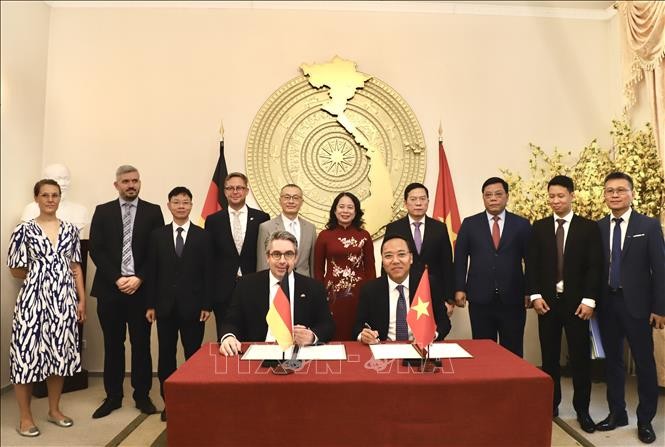 Le Vietnam et l’Allemagne officialisent un partenariat énergétique stratégique - ảnh 1
