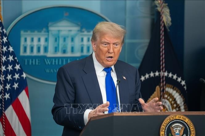 Donald Trump impose des droits de douane généraux de 10% à une centaine de pays - ảnh 1