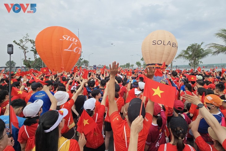 Hơn 2 vạn người mặc áo cờ đỏ sao vàng tại giải chạy “Việt Nam tôi đó“ - ảnh 1