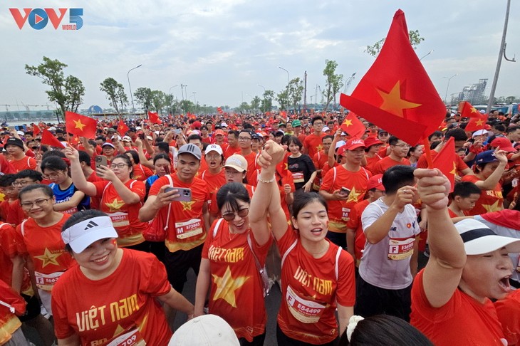 Hơn 2 vạn người mặc áo cờ đỏ sao vàng tại giải chạy “Việt Nam tôi đó“ - ảnh 3