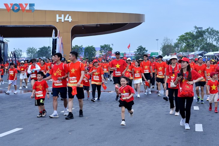 Hơn 2 vạn người mặc áo cờ đỏ sao vàng tại giải chạy “Việt Nam tôi đó“ - ảnh 8