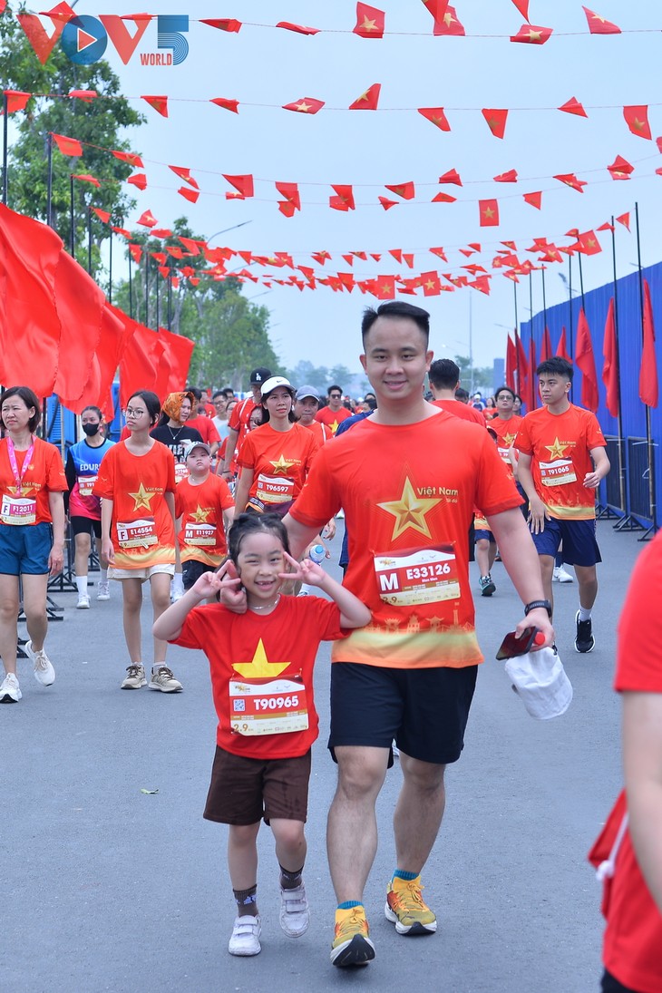 Hơn 2 vạn người mặc áo cờ đỏ sao vàng tại giải chạy “Việt Nam tôi đó“ - ảnh 10