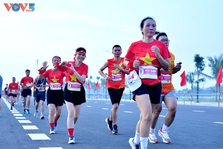 Hơn 2 vạn người mặc áo cờ đỏ sao vàng tại giải chạy “Việt Nam tôi đó“ - ảnh 12