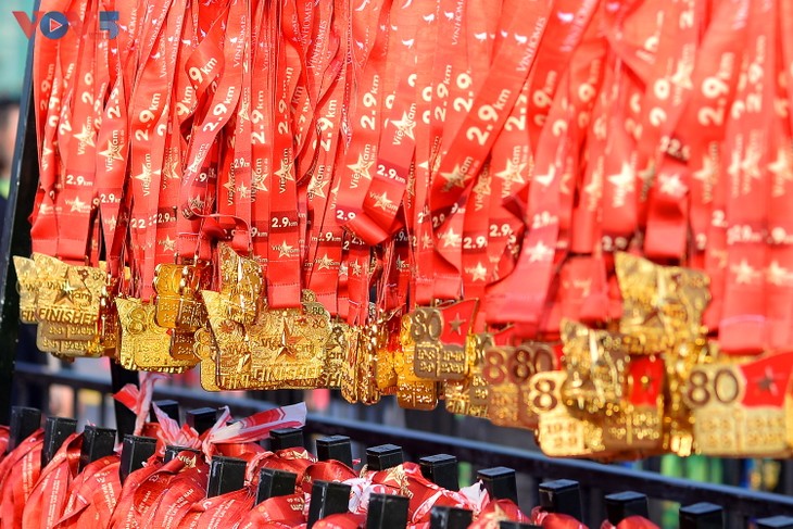 Hơn 2 vạn người mặc áo cờ đỏ sao vàng tại giải chạy “Việt Nam tôi đó“ - ảnh 16