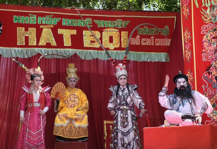 Le hát bội retrouve son public au cœur des sites historiques de Hô Chi Minh-ville - ảnh 1