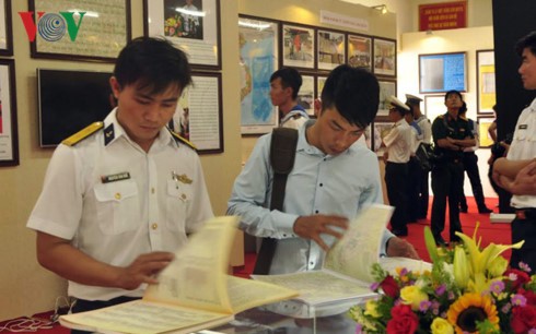 Naval Region 2 Command’s exhibition on Hoang Sa, Truong Sa archipelagoes - ảnh 1