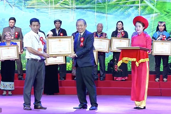 Outstanding ethnic minority people honored - ảnh 1