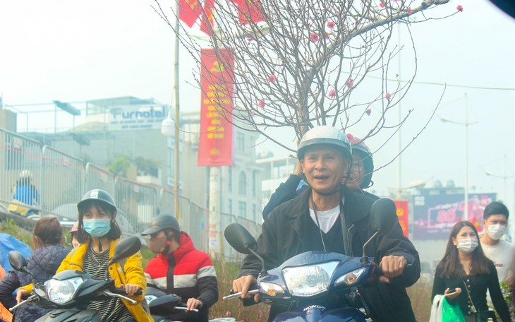 Bustling flower market ahead of Lunar New Year holiday - ảnh 7