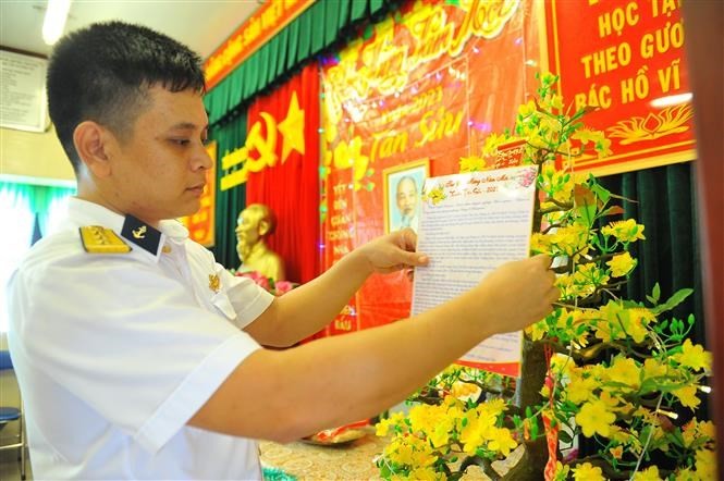 Soldiers on DK1 platform receive Tet gifts - ảnh 10