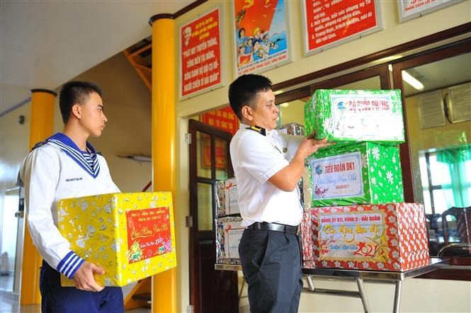 Soldiers on DK1 platform receive Tet gifts - ảnh 4