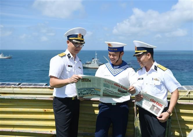 Soldiers on DK1 platform receive Tet gifts - ảnh 6