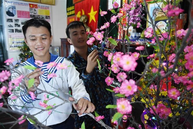 Soldiers on DK1 platform receive Tet gifts - ảnh 7