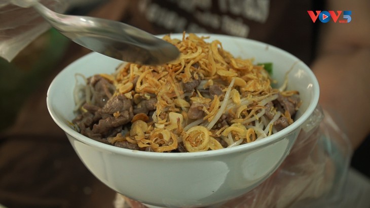 Sautéed beef noodles - a popular Vietnamese dish - ảnh 4