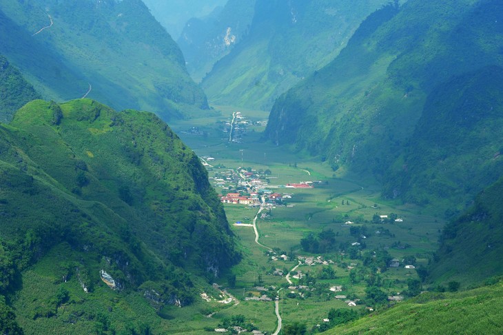 Dong Van corn fields dye rocky plateau green - ảnh 3