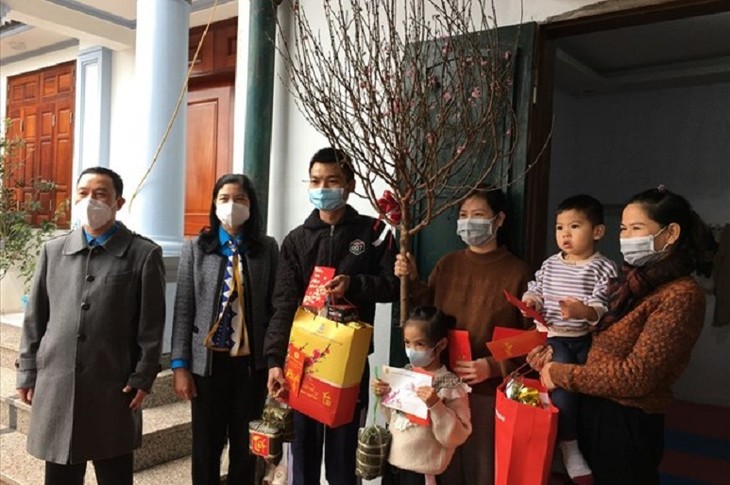 Workers nationwide receive Tet gifts - ảnh 1