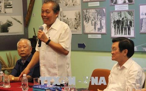 Truong Hoa Binh rencontre d’anciens prisonniers révolutionnaires - ảnh 1