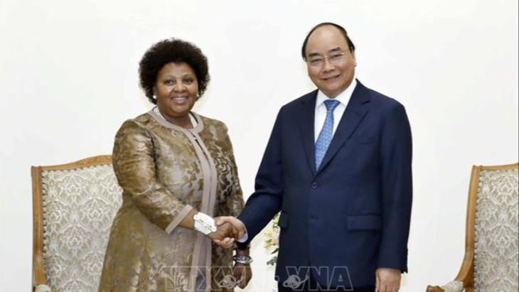 La ministre sud-africaine de la Défense reçue par Nguyên Xuân Phuc - ảnh 1