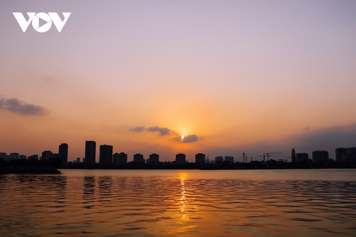 Le coucher du soleil sur le lac de l'Ouest - ảnh 5